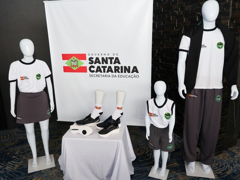 Santa Catarina vai distribuir kits de uniforme escolar para todos os alunos da rede estadual em 2026
