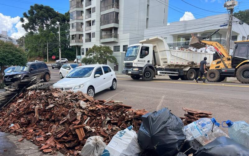 Prefeitura de Erechim mantém força-tarefa de limpeza urbana após granizo e reforça pedido de cooperação da comunidade