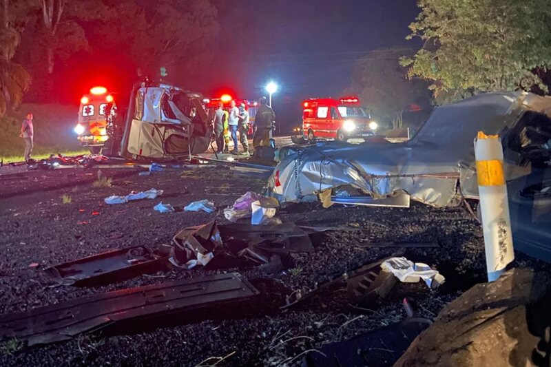 Cinco pessoas morrem em colisão entre caminhão e micro-ônibus na BR-386, em Carazinho