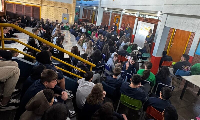 Acadêmicas de Enfermagem da URI realizam ação educativa sobre uso de cigarro eletrônico