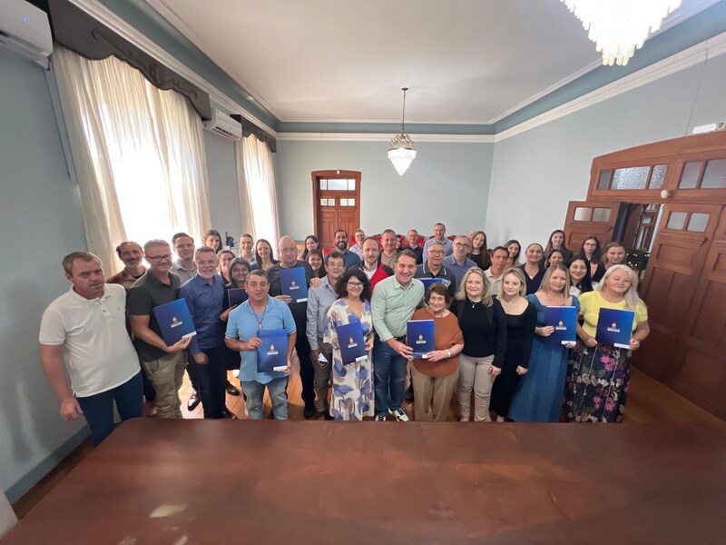 Prefeitura de Erechim entrega novas escrituras do programa Escritura na Mão