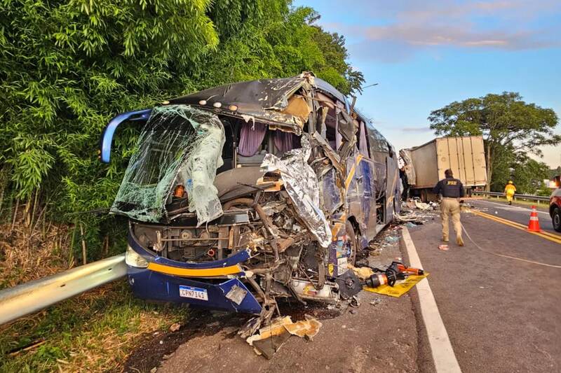 Ônibus e caminhão colidem na BR-386 e acidente deixa um morto e 20 feridos no Vale do Taquari