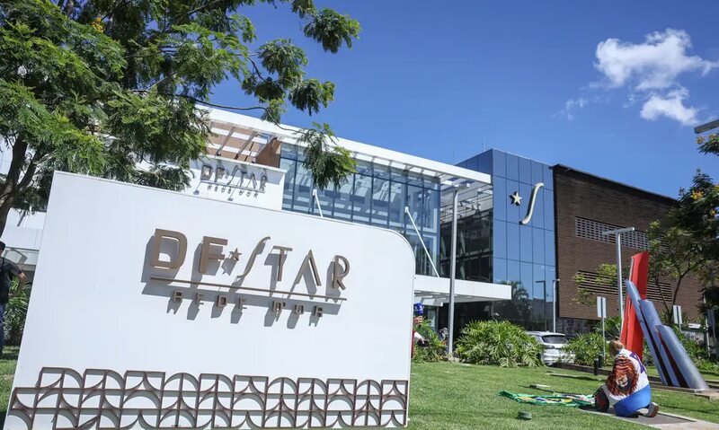 Bolsonaro recebe alta hospitalar e retorna à prisão em Brasília