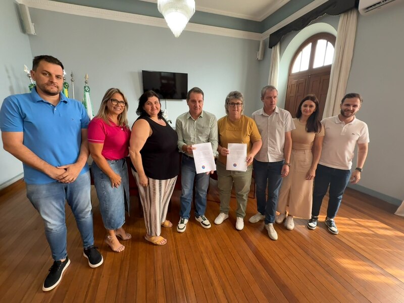 Prefeito Paulo Polis recebe relatório da Frente Parlamentar da Educação sobre escolas conveniadas