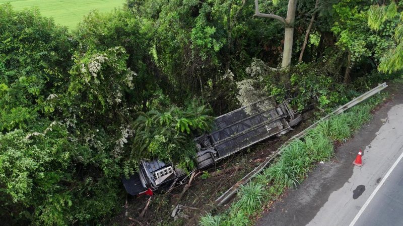Acidente com ônibus deixa três mortos e 13 feridos na BR-470, em Santa Catarina