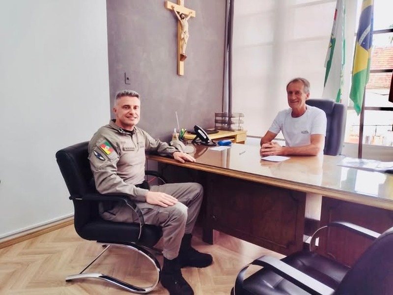 Presidente do Legislativo recebe comandante do 13º BPM em visita institucional