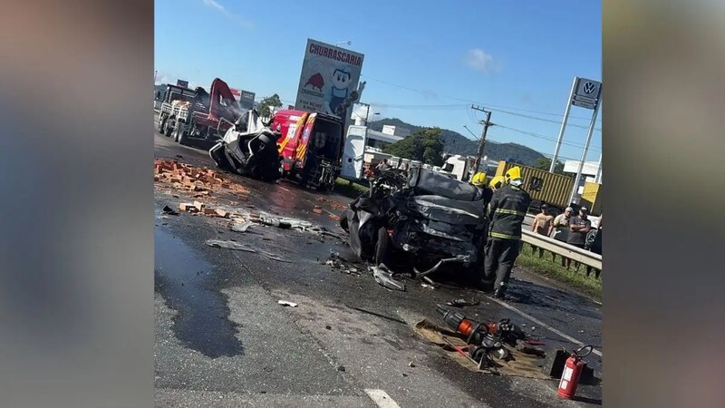 Engavetamento envolvendo cinco veículos em Itajaí deixa três mortos e três feridos