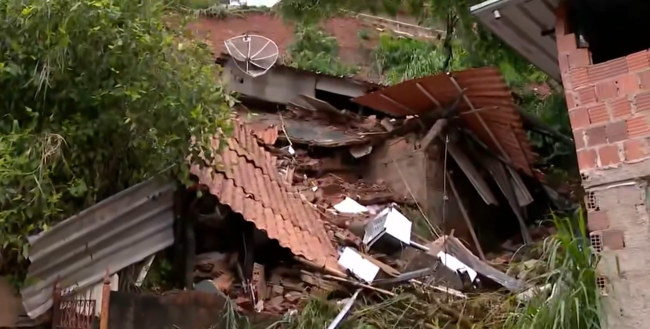 Entre escombros e esperança: morador é salvo por amigo após deslizamento em Juiz de Fora