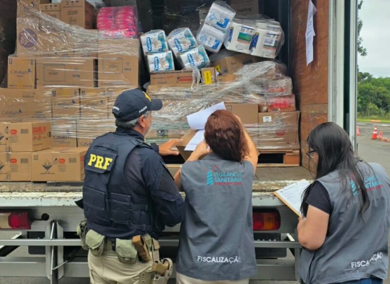 PRF flagra caminhão com alimentos e produtos químicos misturados na BR-282