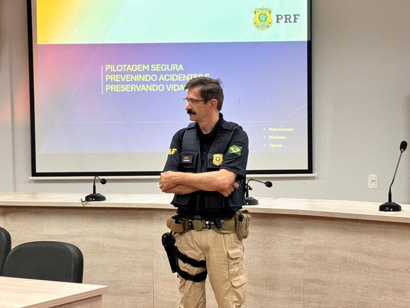 Chefe da PRF Erechim palestra para motoristas do transporte escolar de Severiano de Almeida