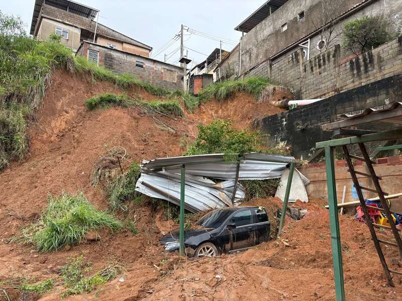 Chuvas deixam mais de 60 mortos e bombeiros entram no 5º dia de buscas em Minas