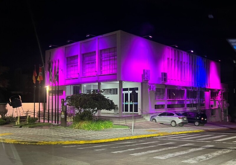 Iluminada de roxo, Câmara de Erechim chama atenção para o cuidado e a conscientização em fevereiro