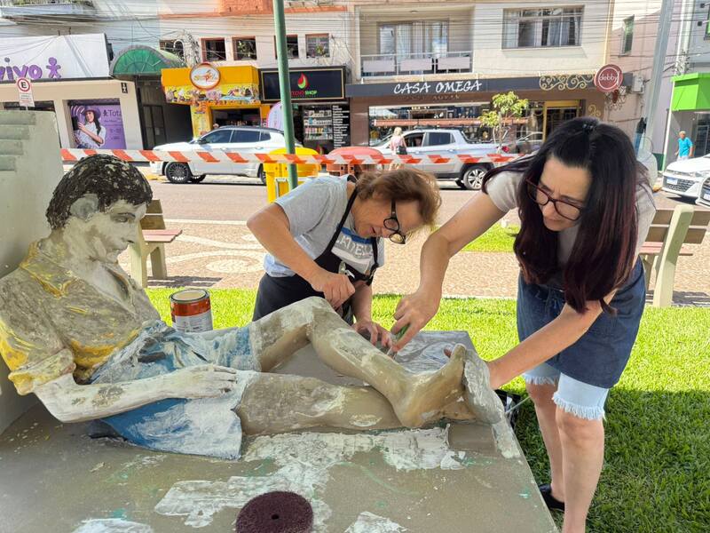 Monumento “O Vendedor de Jornais” passa por restauro em Erechim