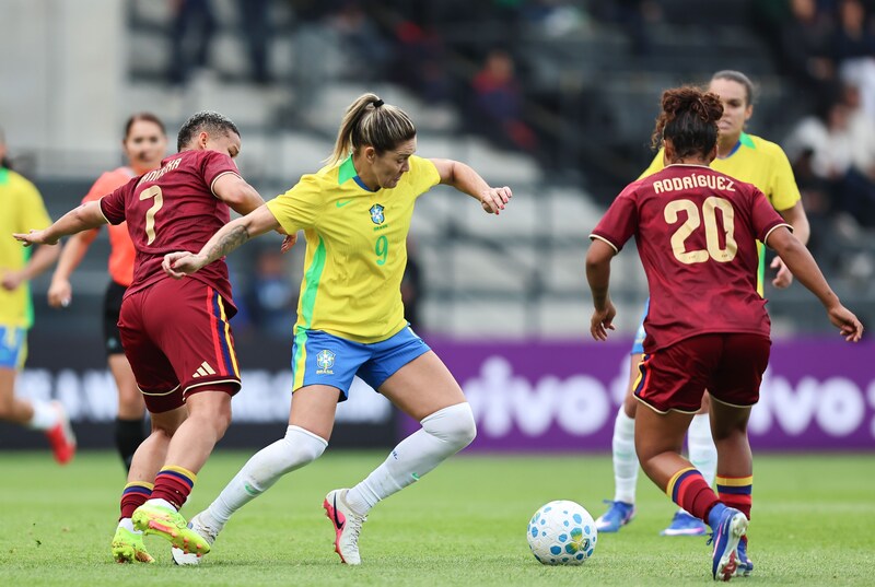 Brasil enfrenta México em amistoso neste sábado