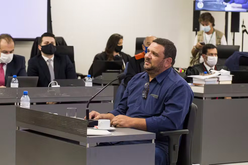 Justiça concede livramento condicional a vocalista condenado no caso Boate Kiss