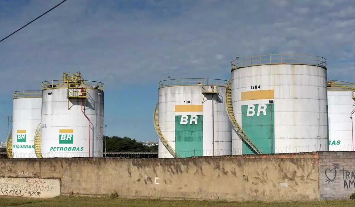 Governo intensifica fiscalização e multa mais de 50 distribuidoras por alta nos combustíveis