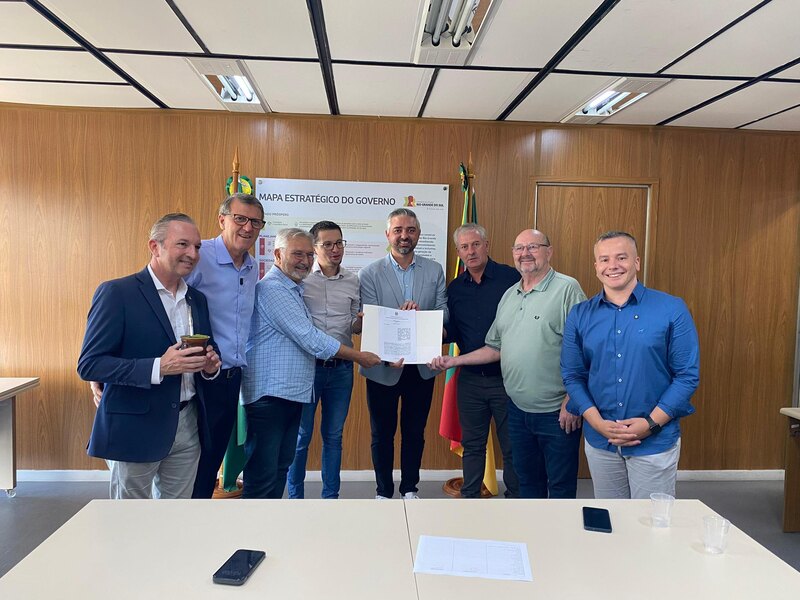 Prefeito Anderson Bagatini firma convênio para pavimentação no Distrito Industrial de Barra do Rio Azul