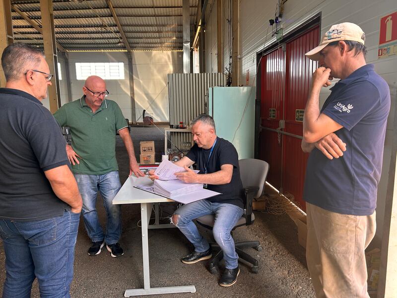 Produtores rurais iniciam retirada de telhas para benfeitorias de propriedades atingidas pelo granizo