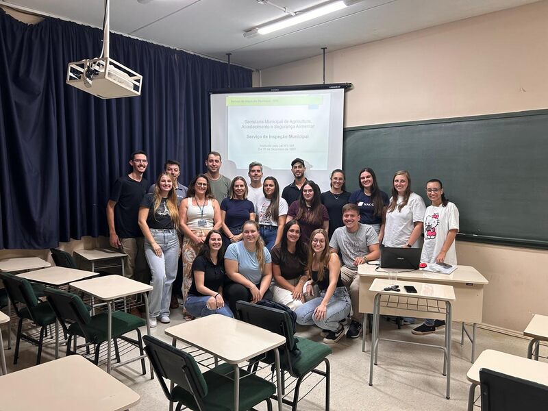 Palestra do SIM leva prática da inspeção sanitária a estudantes de Veterinária