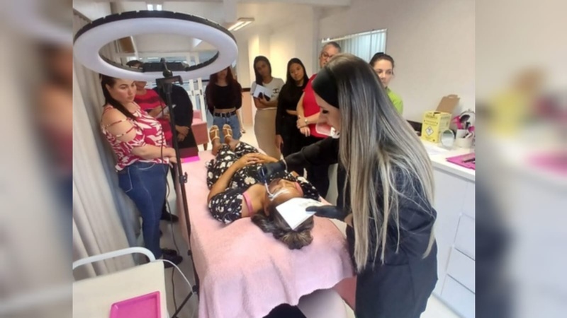 Curso de design de sobrancelhas promove qualificação e autonomia para mulheres em Erechim