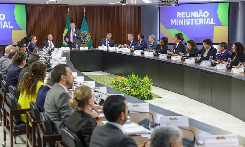 Lula reúne ministério, confirma Alckmin como vice e inicia mudanças para eleições de 2026