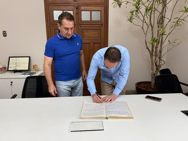 Prefeito Polis transmite cargo ao vice para agenda em Brasília