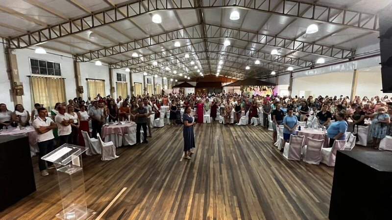 Encontro da Mulher Aratibense reúne participantes em tarde de celebração e integração