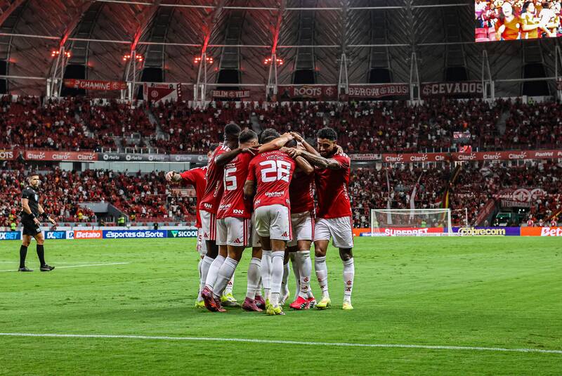 Internacional vence a Chapecoense no Beira-Rio 