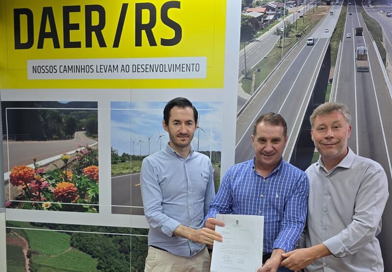 Prefeito entrega projeto atualizado da Ponte do Rio Tigre ao DAER