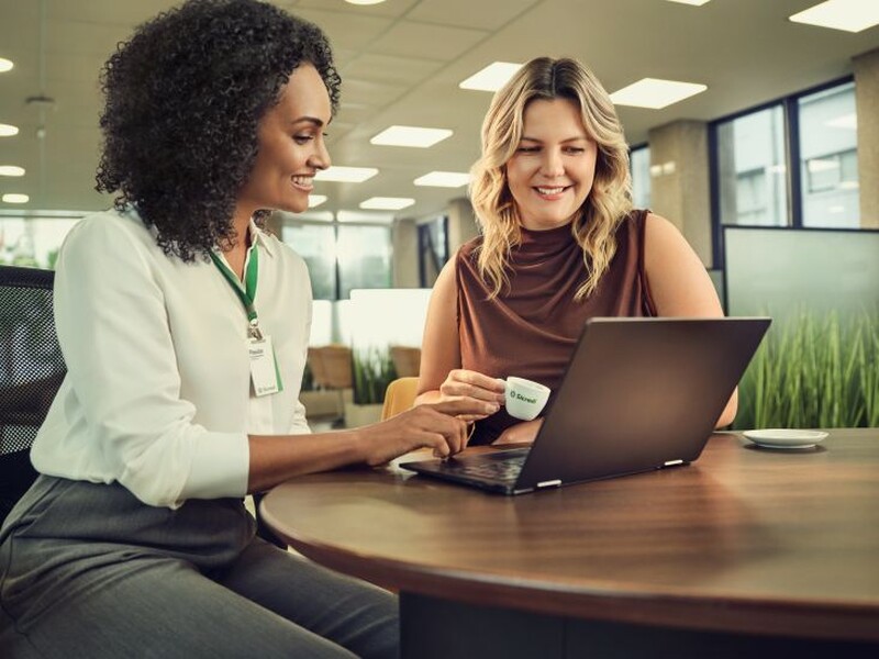 Sicredi impulsiona empreendedorismo feminino com crédito e iniciativas voltadas à educação