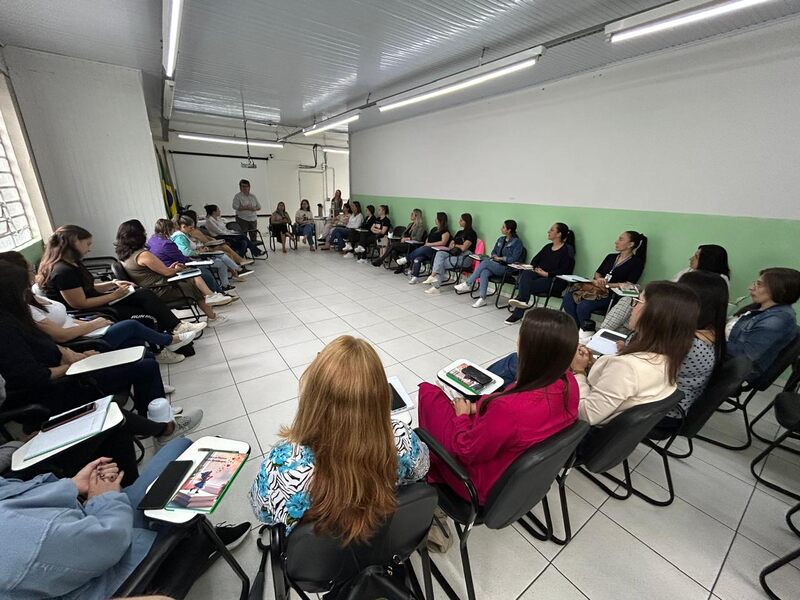 Educação promove encontro para alinhar ações e qualificar atendimento escolar