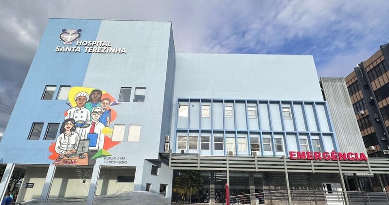Fachada do Hospital Santa Terezinha se transforma com arte representativa