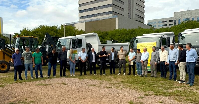 Municípios recebem caminhões e retroescavadeira para fortalecer agro e infraestrutura
