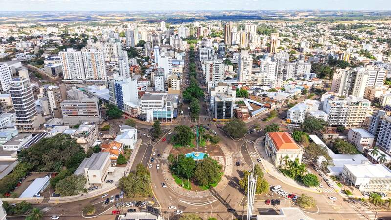  Erechim inicia recuperação histórica em duas das principais avenidas
