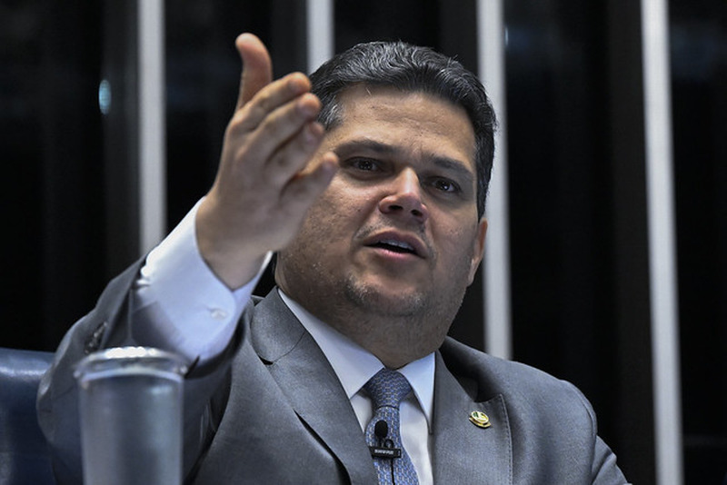 Alcolumbre reage ao STF e aciona defesa jurídica do Senado em meio à crise entre Poderes