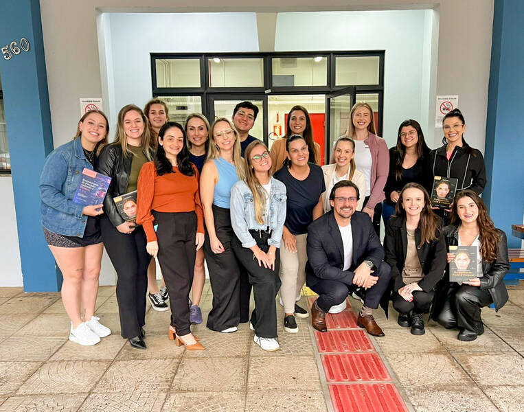 Professor João Tassinary ministra aula na pós-graduação em Estética da URI Erechim