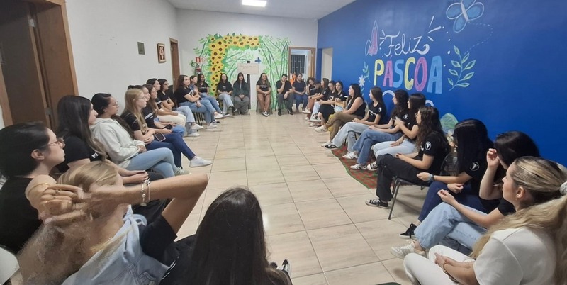 Curso de Fisioterapia da URI realiza visita à Associação Aquarela Pró-Autista