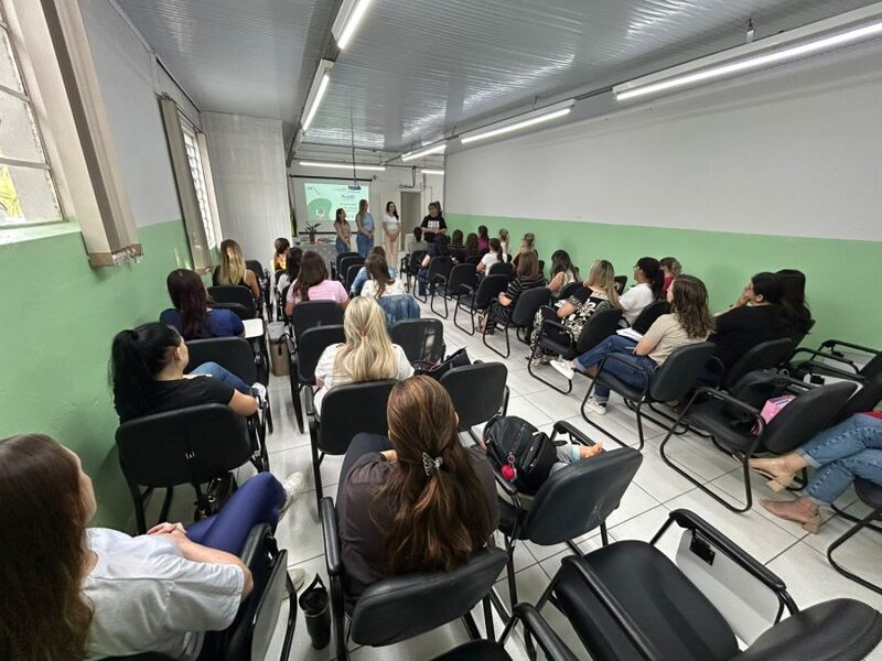 Novo ciclo de formação fortalece ensino da leitura e escrita nas escolas de Erechim