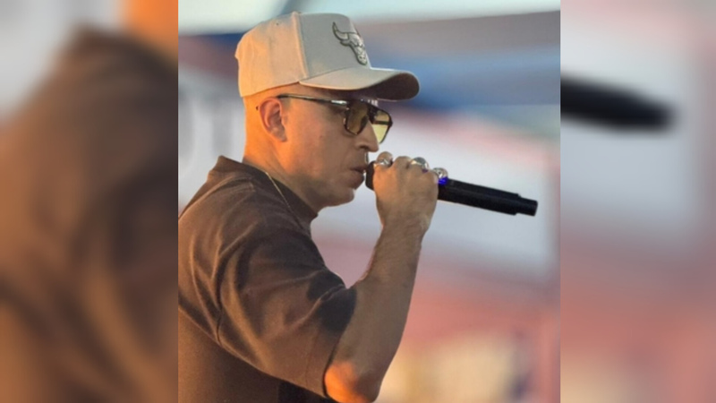 Entre música, memória e poesia, Chiquinho Divilas emociona público na Feira do Livro de Erechim