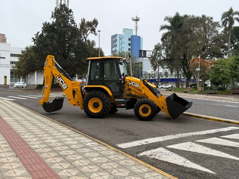 Prefeitura reforça renovação da frota com aquisição de nova retroescavadeira