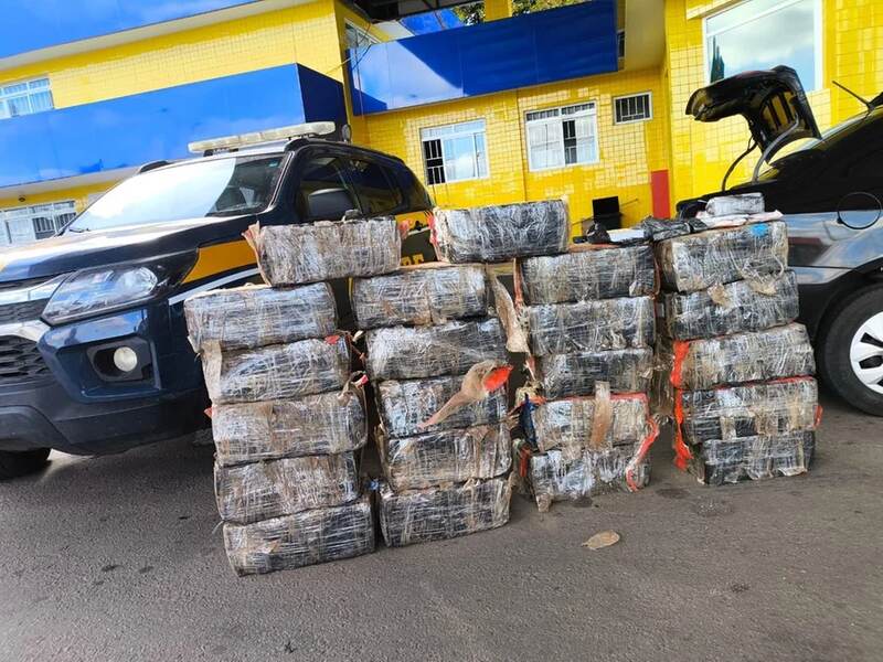PRF apreende quase 400 quilos de maconha e medicamentos proibidos na BR-285 em Passo Fundo