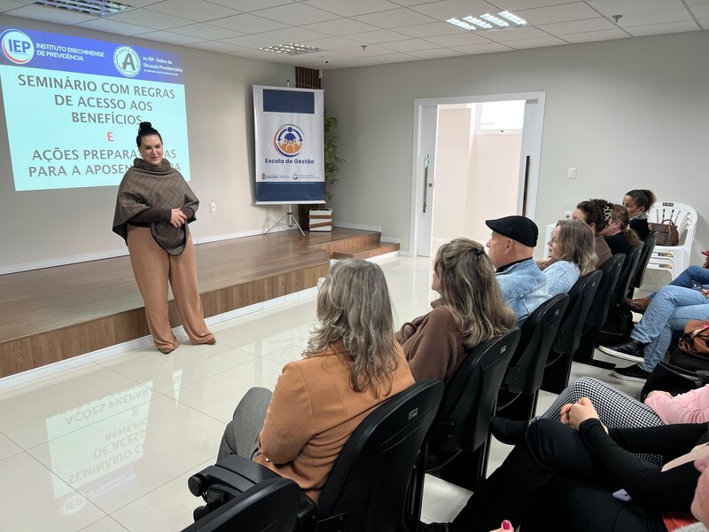 Programa Pré-Aposentadoria orienta servidores municipais sobre planejamento e benefícios previdenciários em Erechim