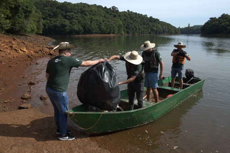 Campanha Lago Limpo mobiliza voluntários e recolhe lixo às margens do lago em Aratiba