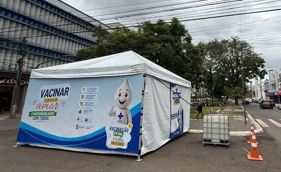 Erechim leva vacinação contra a gripe para a Esquina Democrática e reforça mobilização contra doenças respiratórias