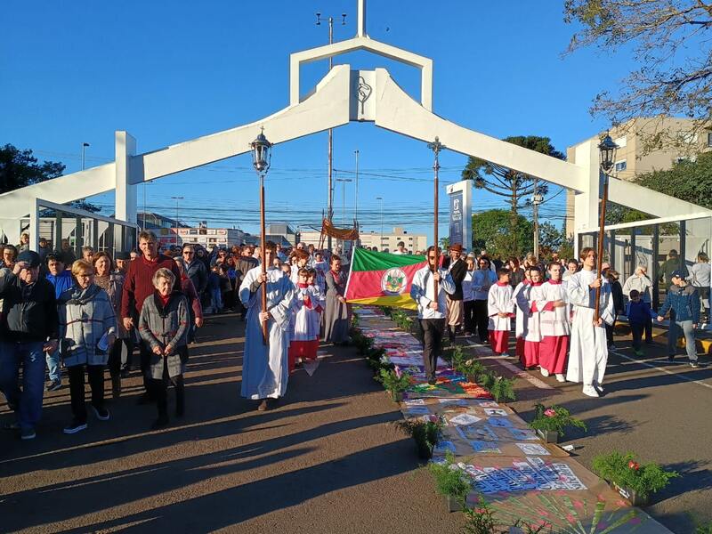 Tapete da Solidariedade mobiliza comunidades para arrecadação de alimentos no Corpus Christi