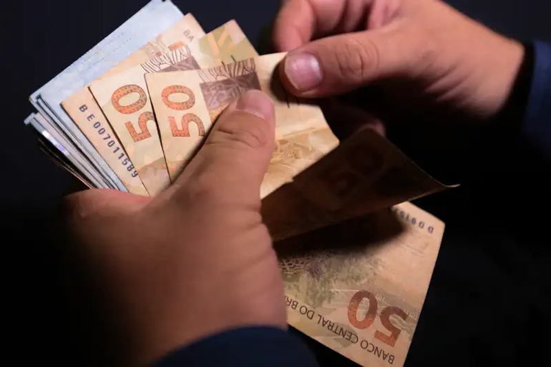 Trabalhadores já podem usar saldo do FGTS para renegociar dívidas pelo Desenrola 2.0