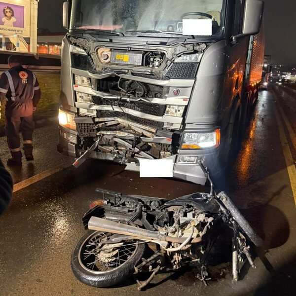 Condutor de motocicleta morre ao bater de frente com carreta na BR-153, em Erechim