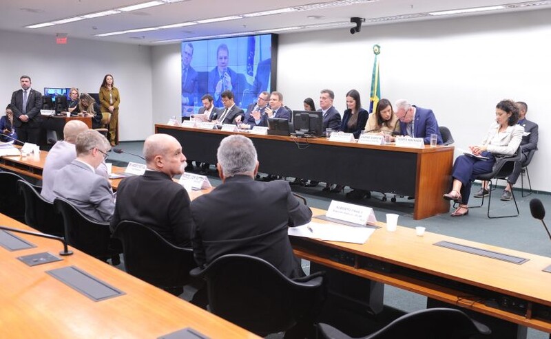 Votação sobre redução da maioridade penal é adiada e debate volta a ganhar força na Câmara