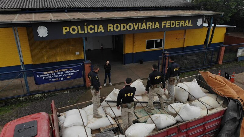 PRF apreende cerca de 800 quilos de maconha escondidos em carga de ração na BR-386