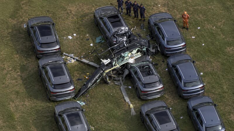 Colisão entre helicópteros deixa mortos no Recreio dos Bandeirantes, no Rio de Janeiro